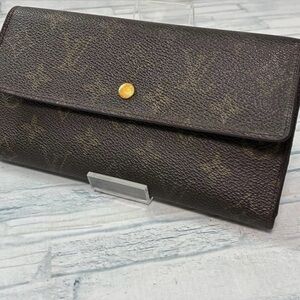 EUC- LOUIS VUITTON SARAH WALLET